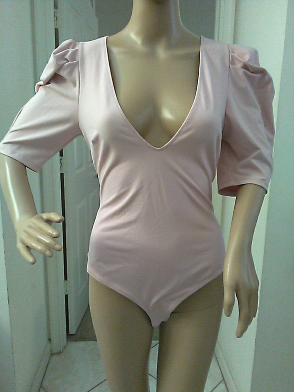 NWT FREE PEOPLE Light Pink V-Neck Puff Sleeve Bodysuit SZ. M GREAT SHOULDERS